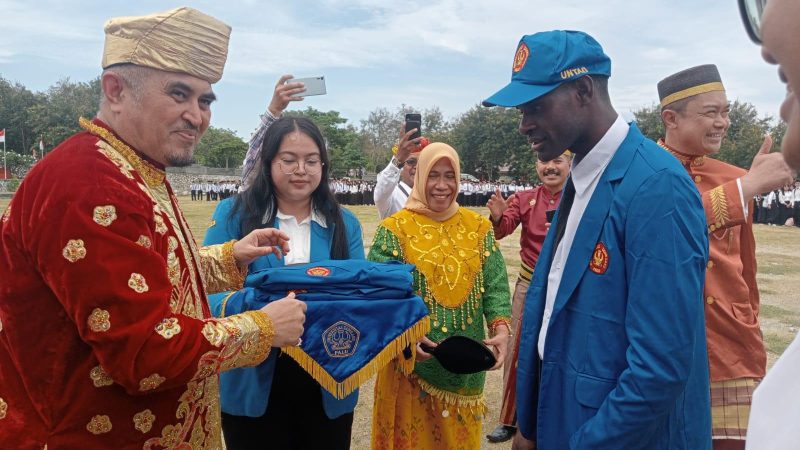 Rektor Untad, Prof Amar memimpin upacara pembukaan PKKMB yang bertepatan dengan HUT RI ke-78/hariansulteng