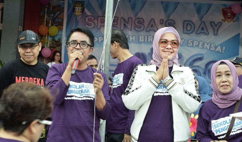 Kadisdikbud bersama Diah Puspita lepas peserta jalan sehat HUT SMPN 1 Palu/Pemkot Palu