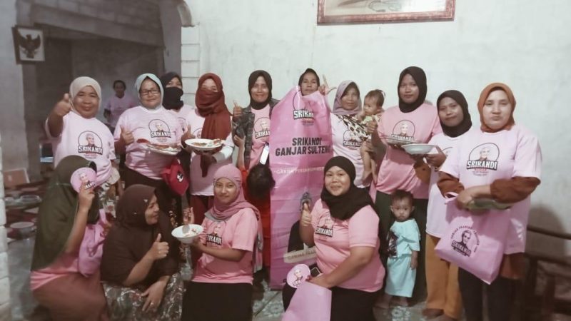 Sukarelawan Ganjar Pranowo tergabung dalam Srikandi Ganjar mengadakan pembuatan makanan ambal, makanan khas Buol bersama ibu-ibu alias emak-emak/Ist