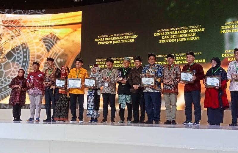 Kepala Dinas Pangan Provinsi Sulawesi Tengah, Iskandar Nongtji (kelima dari kiri) melakukan foto bersama saat menerima penghargaan di Jakarta, Jumat malam (15/9/2023)/Ist
