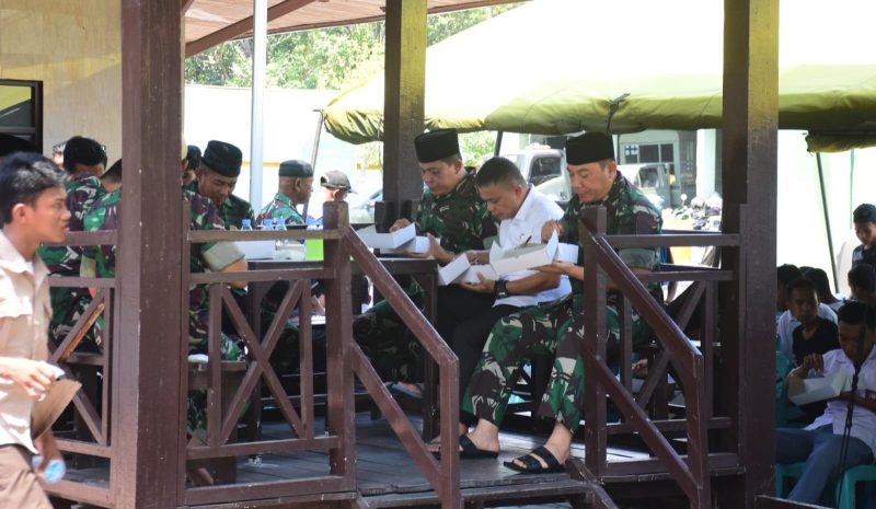 Wali Kota Palu, Hadianto Rasyid dan Danrem 132/Tadulako, Brigjen TNI Dody Triwinarto makan siang bersama usai salat Jumat/Ist