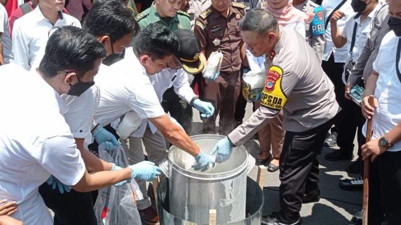 Kepolisian Daerah Sulawesi Tengah (Polda Sulteng) memusnahkan narkotika jenis sabu seberat 20 kilogram/hariansulteng