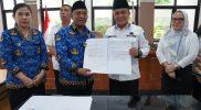 Wali Kota Hadianto Rasyid mengukuhkan sekaligus menyerahkan SK kepada 27 Pegawai Pemerintah dengan Perjanjian Kerja (PPPK) lingkup Pemerintah Kota Palu/Pemkot Palu