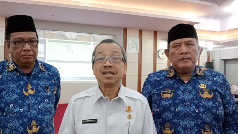 Deputi Bidang Instrumentasi, Kalibrasi, Rekayasa dan Jaringan Komunikasi BMKG, Muhammad Sadly (tengah) saat berkunjung ke Kantor Gubernur Sulteng, Selasa (28/11/2023)/hariansulteng