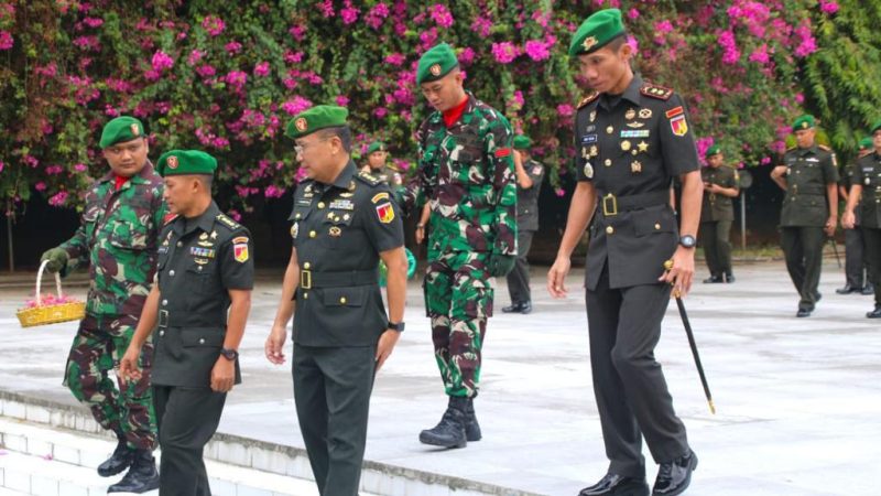 Komandan Yonif 711/Raksatama, Letkol Inf Andi Irsan mengikuti kegiatan upacara dan ziaray di Taman Makam Pahlawan (TMP) Tatura/Ist