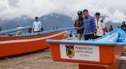 Wali Kota Palu, Hadianto Rasyid secara simbolis menyerahkan 62 unit bantuan perahu fiber kepada nelayan, Senin (18/12/2023)/Pemkot Palu