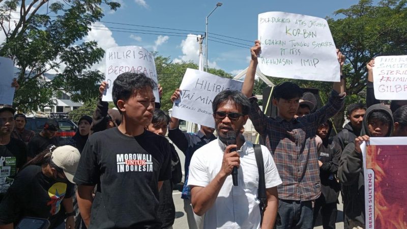Massa mengatasnamakan Fraksi Bersih-bersih Sulteng melakukan demonstrasi sebagai respons terhadap peristiwa kecelakaan kerja di kawasan PT Indonesia Morowali Industrial Park (IMIP), Rabu (27/12/2023)/hariansulteng
