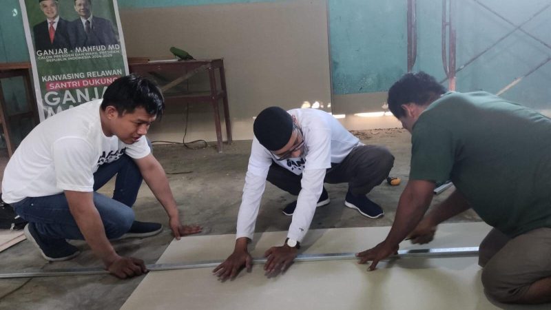 SDG Sulteng gotong royong bareng santri renovasi laboratorium komputer Ponpes Luqmanul Hakim/Ist