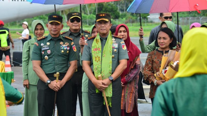 Pangdam XIII/Merdeka, Mayjen TNI Legowo WR Jatmiko dinobatkan sebagai sesepuh adat saat berkunjung ke Kabupten Tolitoli, Sulawesi Tengah, Jumat (19/1/2024)/Ist