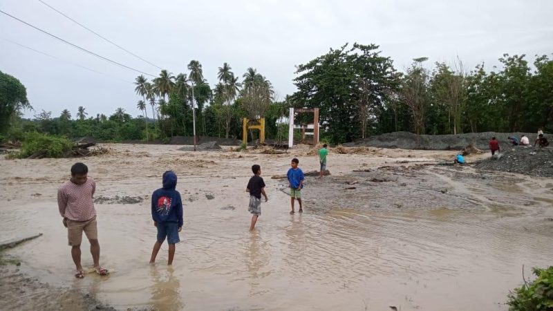 Jembatan menuju Desa Kumbasa, Kabupaten Donggala, Sulawesi Tengah ambruk diterjang banjir, Rabu (24/1/2024)/Ist
