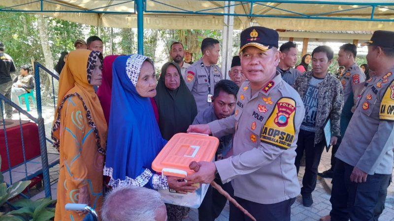 Kunker ke Touna, Kapolda Sulteng kukuhkan BTOF dan serahkan bansos untuk korban banjir, Senin (29/1/2024)/Ist