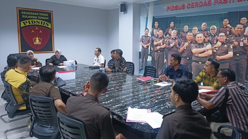 Polda Sulteng serahkan 2 tersangka korupsi Rp 29 M di Bangkep ke kejaksaan, Kamis (1/2/2024)/Ist