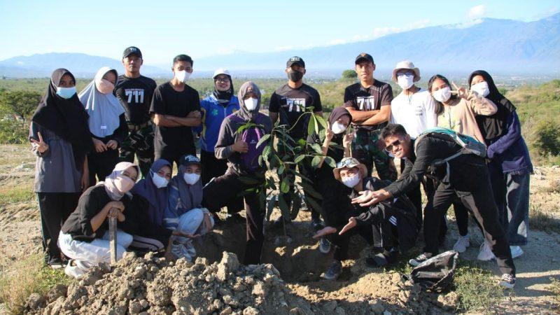 Prajurit TNI dari Yonif 711/Raksatama melakukan aksi bersih-bersih lingkungan dan penanaman pohon di TPA Kawatuna, Kota Palu, Sabtu (24/2/2024)/Ist