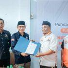 Ahmad Ali melalui pengurus DPW NasDem Sulteng mengembalikan formulir pendaftaran di Kantor DPW PKS Sulteng, Senin (15/4/2024)/Ist