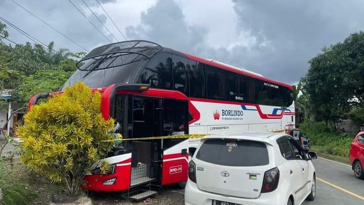 Bus Borlindo yang mengangkut rombongan pemudik dari arah Makassar ke Kota Palu mengalami kecelakaan, Minggu (7/4/2024)/Ist