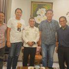 Jajaran pimpinan DPW Perindo Sulteng menyambangi Hadianto Rasyid di kediamannya/Ist