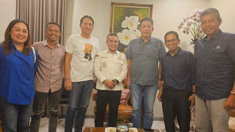 Jajaran pimpinan DPW Perindo Sulteng menyambangi Hadianto Rasyid di kediamannya/Ist