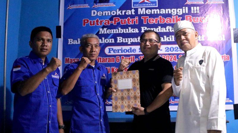 Bowo Timumun mengembalikan formulir pendaftaran bakal calon bupati Buol di Partai Demokrat, Jumat (26/4/2024)/Ist