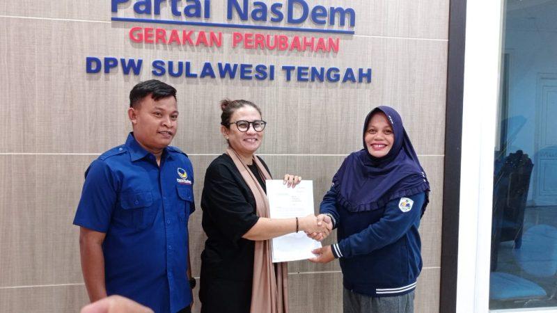 Eva Bande mengambil formulir pendaftaran bakal calon bupati Bangkep di Kantor DPW NasDem Sulteng, Sabtu (4/5/2024)/hariansulteng