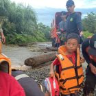 Tim SAR mengevakuasi 3 warga yang terjebak banjir di bantaran sungai Desa Dampala, Kabupaten Morowali, Senin (6/5/2024)/Ist