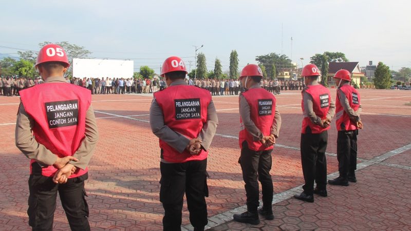 5 anggota Polda Sulteng yang melakukan pelanggaran diperlihatkan di hadapan seluruh personel, Kamis (16/5/2024)/Ist