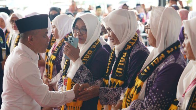 Wali Kota Palu, Hadianto Rasyid secara resmi melepas 62 calon jemaah haji Kota Palu kloter 10 embarkasi Balikpapan, Minggu (26/5/2024) di rumah jabatannya/Pemkot Palu