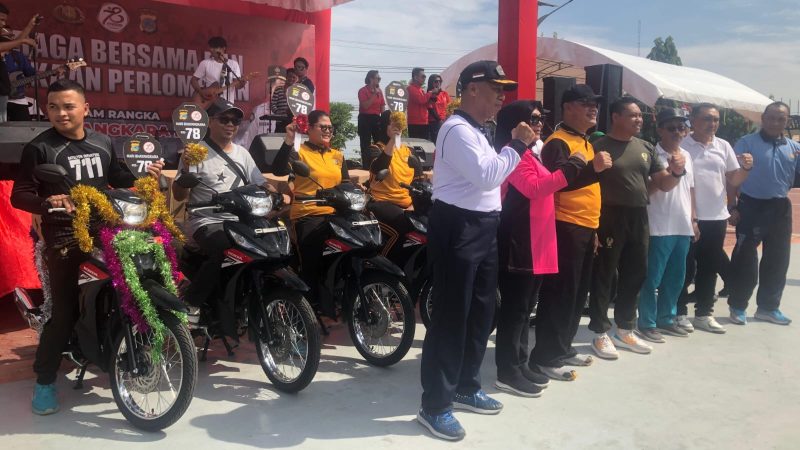 Jurnalis TvOne di bawa pulang hadiah motor HUT Bhayangkara ke-78 di Polda Sulteng, Sabtu (22/6/2024)/hariansulteng