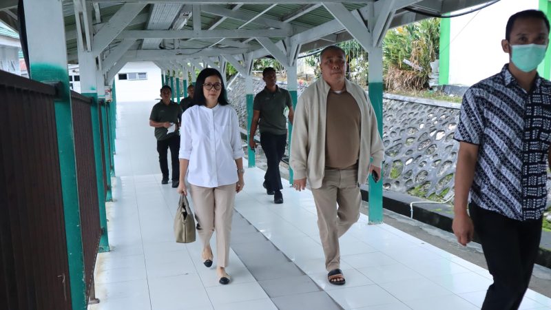 Ahmad Ali menjenguk Wagub Sulteng, Ma'mun Amir di sela kunjungannga ke Banggai, Kamis (11/7/2024)/Ist
