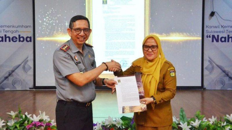 Kemenkumham Sulteng serahkan surat pengesahan kewarganegaraan Guru Tua/Ist