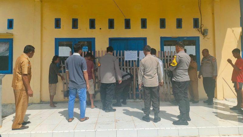 Sejumlah warga melakukan penyegelan Kantor Desa Sialopa Kecamatan Moutong, Kabupaten Parigi Moutong (Parimo), Sulawesi Tengah/Ist