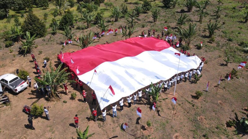 Sambut HUT 79 RI, Polri-Eks napiter bentangkan bendera merah putih raksasa di Gunung Biru Poso, Jumat (16/8/2024)/Ist