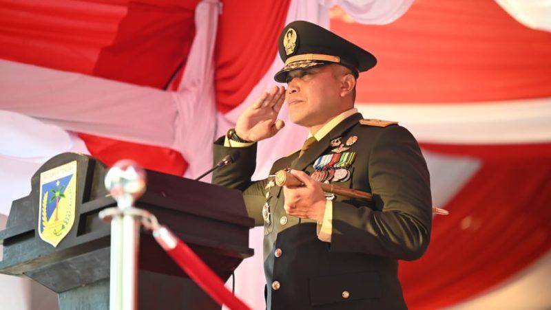 Danrem 132/Tadulako, Brigjen TNI Dody Triwinarto memimpin upacara penurunan bendera HUT Kemerdekaan RI di Kantor Gubernur Sulteng, Sabtu (17/8/2024)/Ist