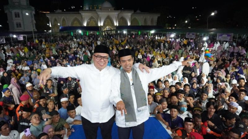 Ahmad Ali menemani Ustaz Abdul Somad (UAS) dalam safari dakwahnya di Kota Luwuk, Kabupaten Banggai, Kamis (22/8/2024)/Ist