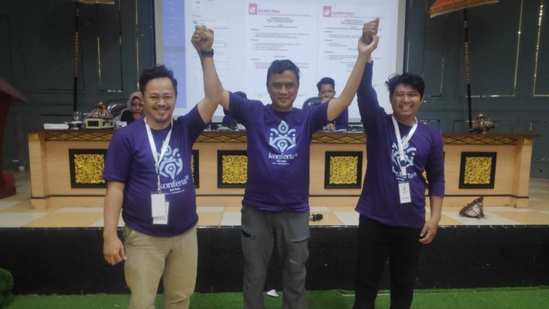 Agung Sumandjaya (kiri) dan Aldrim Thalara (kanan) bersama Sekjen AJI Indonesia Bayu Wardhana di acara Konferta IX AJI Palu, Sabtu (7/9/2024)/Ist