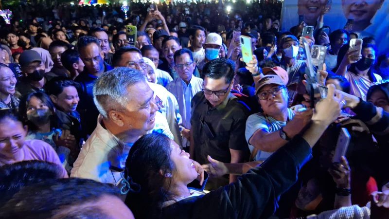 Ahmad Ali jadi rebutan swafoto warga saat safari politik di Kolonodale, Morowali Utara, Jumat malam (13/9/2024)/Ist