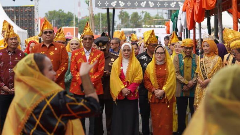 Pakai ikat kepala Siga, Menkumham RI Supratman Andi Agtas hadiri HUT 46 Kota Palu, Jumat (27/9/2024)/Pemkot Palu