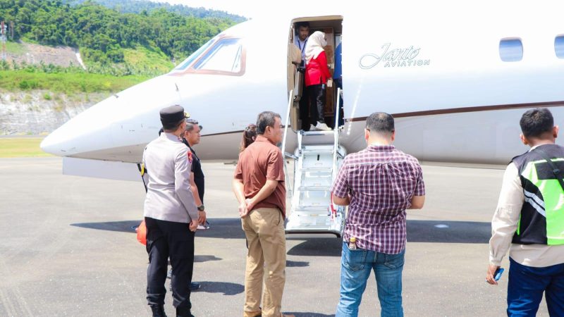 Kapolres Banggai, AKBP Putu Hendra Binangkari sambut jenazah Benny Laos di Bandara Luwuk, Minggu (13/10/2024)/Ist