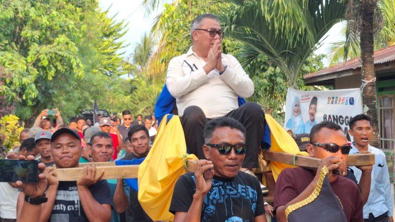 Ahmad Ali ditandu bak raja saat kampanye di Desa Sulubombong, Kecamatan Mantoh, Kabupaten Banggai, Jumat (18/10/2024)/Ist