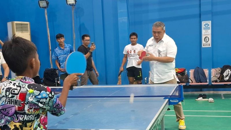 Ahmad Ali saat bermain tenis meja gedung olahraga pribadi milik Johnny Limbunan/Ist