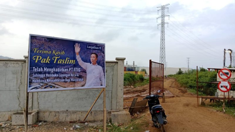 Spanduk bertuliskan 'Terima Kasih Pak Taslim' berdiri di sekitar kawasan industri Huabao/Ist