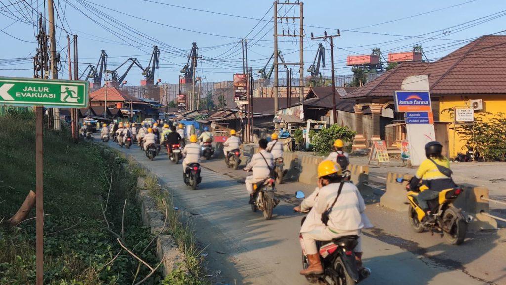 Pekerja PT IMIP sesaki Jalan Trans Sulawesi, Desa Fatufia, Kecamatan Bahodopi, Kabupaten Morowali, Senin (28/10/2024)/hariansulteng