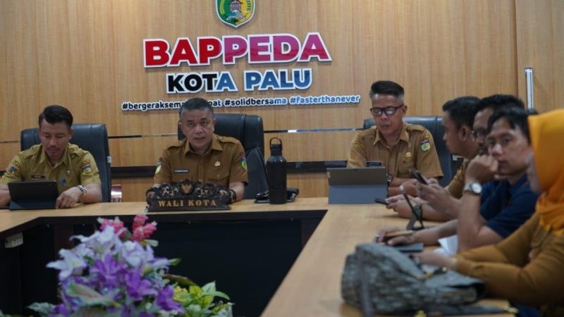 Wali Kota Palu, Hadianto Rasyid memimpin rapat koordinasi (rakor) penanggulangan kemiskinan di ruang Bappeda Kota Palu, Senin (25/11/2024)/Pemkot Palu