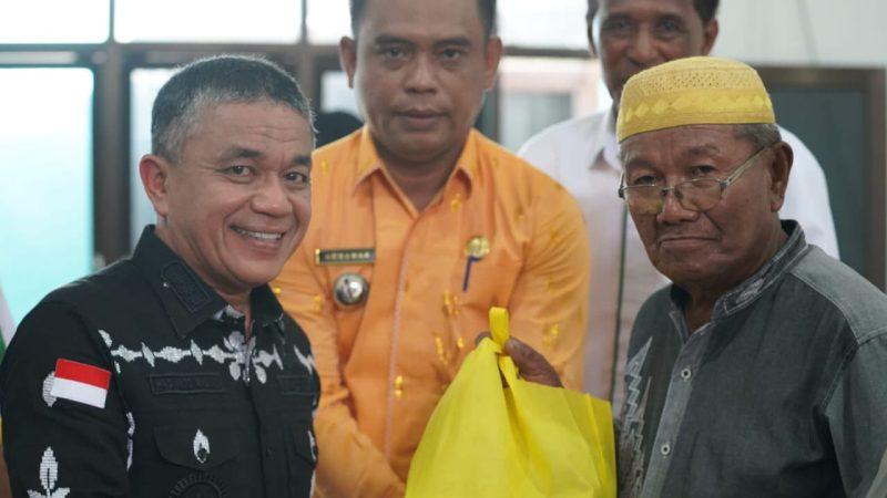 Wali Kota Palu, Hadianto Rasyid menyerahkan bantuan kepada 219 penerima manfaat dari Badan Amil Zakat Nasional (Baznas) Kota Palu/Pemkot Palu