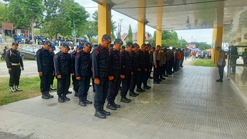 Personel brimob Polda Sulteng turut mengamankan jalannya pertandingan Liga 2 babak ke-11 antara Persipal melawan Persibo Bojonegoro, Sabtu (14/12/2024)/Ist