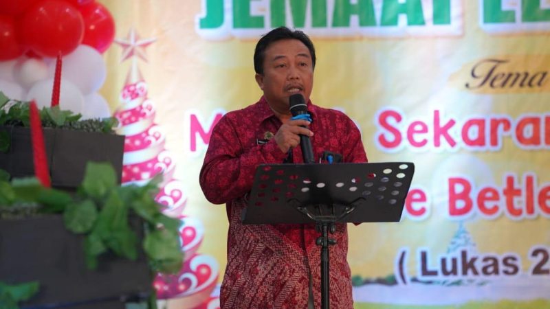 Kepala Pelaksana BPBD Kota Palu, Presly Tampubolon menghadiri ibadah perayaan Natal Gereja Toraja Jemaat Elim Palu, Jumat (20/12/2024)/Pemkot Palu