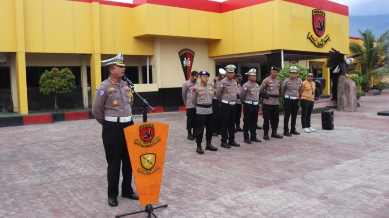 Dirlantas Polda Sulteng, Kombes Atot Irawan memimpin apel perdana Operasi Lilin Tinombala 2024, Sabtu (21/12/2024)/Ist