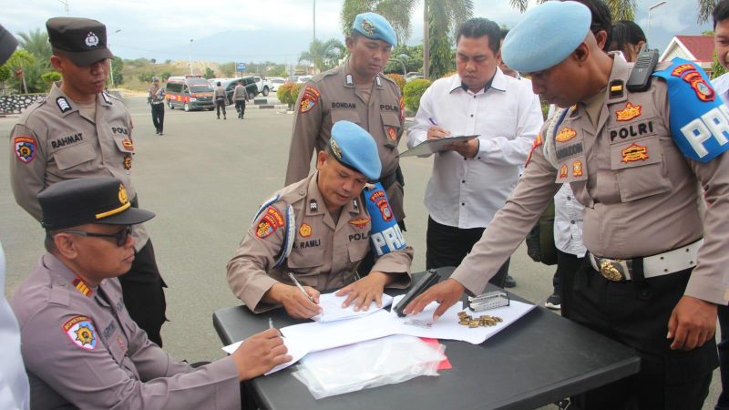 Bidpropam Polda Sulawesi Tengah (Sulteng) melakukan pemeriksaan senjata api (senpi) milik anggota, Senin (23/12/2024)/Ist