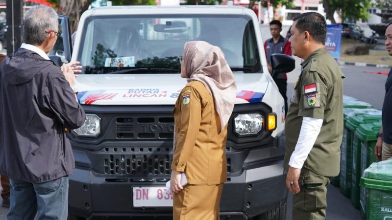 Sekretaris Daerah Kota Palu, Irmayanti Pettalolo secara simbolis menerima bantuan 30 buah tong sampah di halaman Kantor Wali Kota Palu, Selasa (24/12/2024)/Pemkot Palu