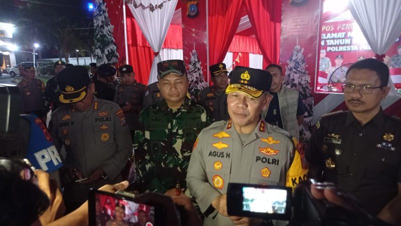 Kapolda Sulteng, Irjen Agus Nugroho mengunjungi pos terpadu, pos pelayanan dan pos pengamanan Operasi Lilin 2024, Selasa malam (24/12/2024)/hariansulteng