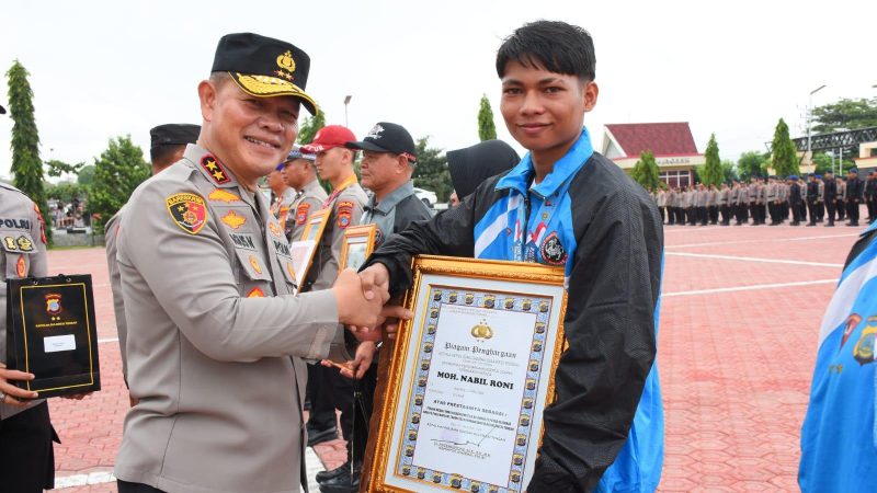 Kapolda Sulteng, Irjen Agus Nugroho memberikan piagam penghargaan kepada belasan atlet berprestasi, Jumat (27/12/2024)/Ist